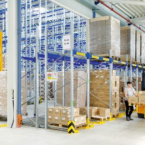 Die Durchlaufpalettenregalanlage mit 158 Palettenplätzen für Schnelldreher, links die Paletten-Aufgabe per Stapler, rechts das Kommissionieren ab und auf Palette.