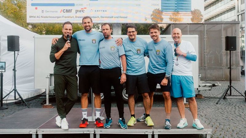 So sehen Sieger aus: Matthias Betz (r.),  Leiter des BMW Niederlassungsverbunds Mitte, und Moderator Daniel Fischer (l.) freuen sich mit dem Gewinnerteam der Polizei Hessen.(Bild:  JungAdler)