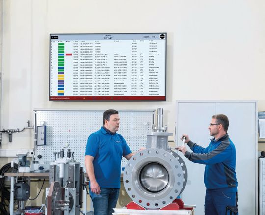 (Das Montage-Team erhält über eine App konkrete Montageanweisungen, sodass jede Baugruppe korrekt montiert werden kann. Bild: DMG Mori)