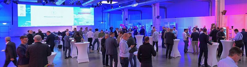 Die Pausen nutzen die Teilnehmer des Anwendertreffs Maschinensicherheit zum Austausch untereinander und Besuch der begleitenden Ausstellung. (J. Untch / Vogel Communications Group GmbH & Co. KG)