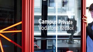 Britta Rudolphi, Leiterin des 5G Lab von Vodafone, mit der RedBox (Bild: Vodafone)