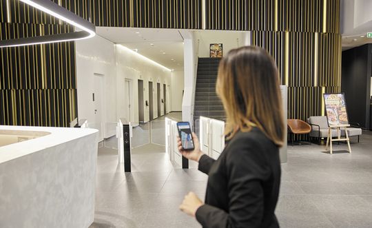 (Bild 4: Die Mobile-Building-Map-App verbindet klassische Navigation für den Außenbereich mit iBeacons-Technologie für den Innenbereich. Bild: Sauter Deutschland)