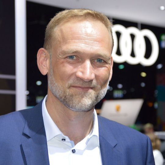 Christian Bauer, Leiter Vertrieb Deutschland bei Audi: Die Marke startet in Kürze mit functions on demand – also mit der Möglichkeit, dass Kunden weit nach dem Kauf Fahrzeugfunktionen flexibel buchen können.(Bild:  Achter/»kfz-betrieb«)