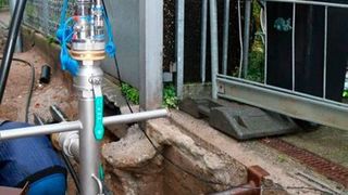 Mit dem Komplettsystem für Dichtheitsprüfung können Prüfungen von Gas- und Wasserleitungen einfach und normgerecht durchgeführt werden. Kontraktions-Druckprüfung: Messaufbau mit Prüfstandrohr und Prüfkörper L (Union Instruments)