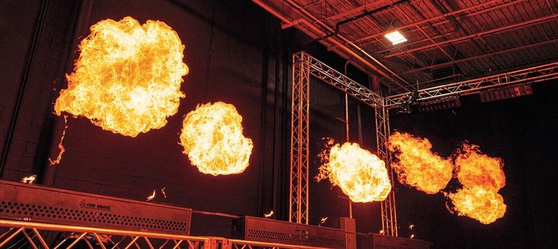 The propane-powered burners generate continuous flames with infinitely adjustable heights of up to 1.80 m, as well as rolling fireballs with burst valves. (Image:Beckhoff)