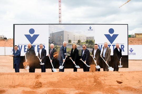 Vertreter des Pharmadienstleisters Vetter, der Wirtschaftsförderungsgesellschaft „gwSaar“ sowie politische Vertreter aus Stadt, Kreis und Land beim symbolischen ersten Spatenstich für den neuen Produktionsstandort in Saarlouis (v. l. n. r.): Nicholas H. Vetter, Thomas Schuck, Henryk Badack, Jürgen Barke, Gunther Strothe, Anke Rehlinger, Senator h.c. Udo J. Vetter, Marc Speicher, Patrik Lauer, Wolfgang Kerkhoff.(Bild:  Vetter / Saarland / Jennifer Weyalnd)