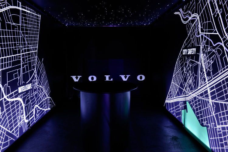 Ein Highlight der Tour ist das Produkterlebnis mit der Augmented-Reality-Brille „HoloLens“ in einem separaten, 15 Quadratmeter großen Raum. (Foto: Christian Bittmann/Volvo)