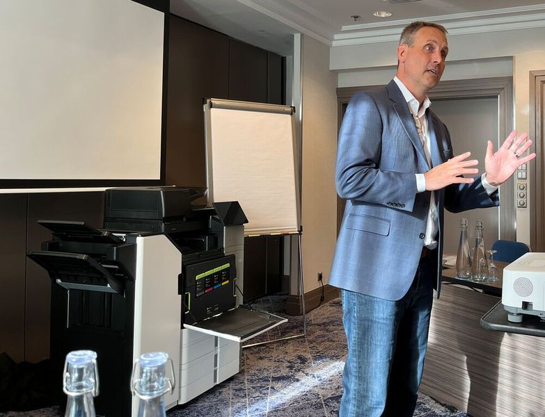 Chris White, Senior Director, Global Product Strategy & Portfolio Management, demonstriert bei der Launch-Veranstaltung der Geräte deren einfache Handhabung.  (Bild: Vogel IT-Medien)