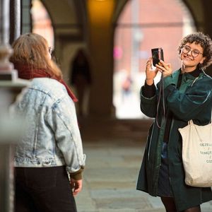 … und ohne Probleme Fotos mit dem Handy machen. Für die junge Frau sind das nach ihrer Unterarmamputation wichtige Schritte zurück in die Normalität.(Bild:  Ottobock)