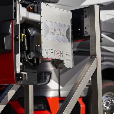 Die Unternehmen im Nefton-Projekt haben erstmals einen Lkw mit 3.000 Ampere Ladestrom geladen. (Bild: MAN Truck & Bus)