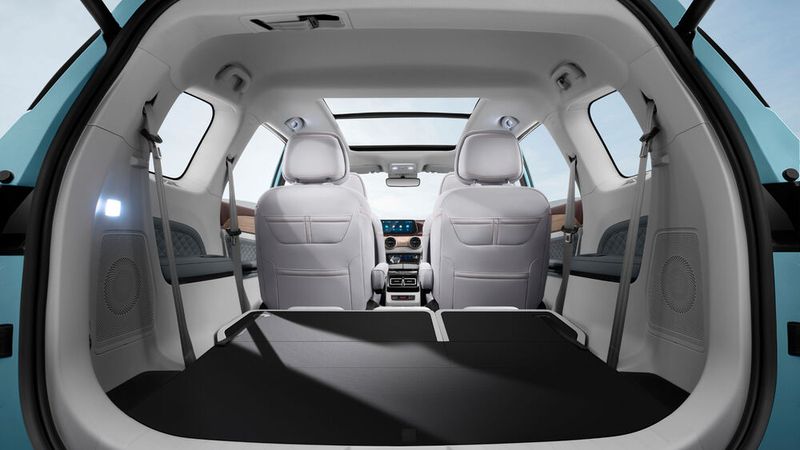 Der Kofferraum ist bei voller Bestuhlung überschaubar. Legt man jedoch die dritte Sitzreihe um, ist Platz ohne Ende. (Bild: Indimo)