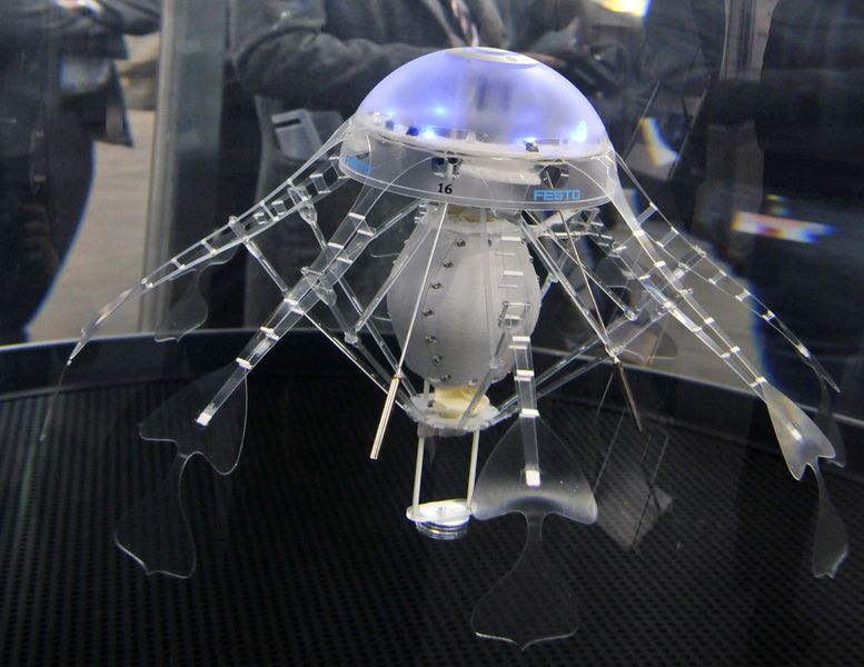 Aqua-Jelly von Festo ist eine künstliche, bionische Qualle mit einer intelligenten, adaptiven Mechanik. Sie steuert autonom Vortrieb und Richtung durch intelligente Auswertung der Licht-, Druck- und Funksensoren sowie die Stellung des Antriebssystems.  (Bild: Deutsche Messe)