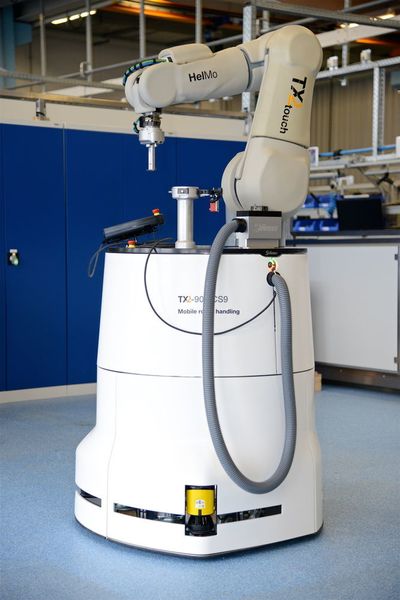 Die Safety-Skin ist eine berührungsempfindliche Oberfläche, die den Roboter wie eine Haut überzieht und für das sofortige Abstoppen der Fahrt bei direktem Kontakt mit dem Menschen sorgt. (Stäubli)