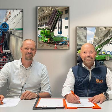 Unter (neuem) Dach und Fach! Igus meldet, dass man zum 1. Oktober Krott Electronics übernehmen wird. Von links: Jan Krott, CEO von Krott Electronic, und Michael Blass von Igus, bei der Vertragsunterzeichung. Lesen Sie hier, warum Igus diesen Schritt tut ... (Bild: Igus)