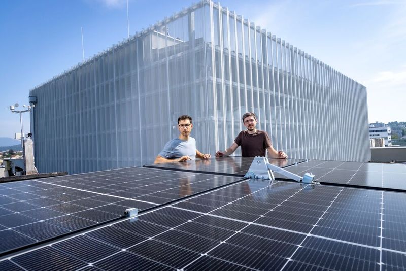Das Solar-Modul FLAPTrack steht am Dach eines Bürogebäudes am Campus Inffeldgasse der TU Graz. (Bild: Lunghammer - TU Graz)