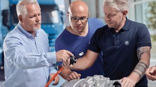 Die E-Mobilität kommt auch in den Nutzfahrzeugwerkstätten an. Die ZF-Konzepte Pro-Service und Pro-Academy helfen den Betrieben, sich dafür fit zu machen. (Bild: Nico Kleemann)