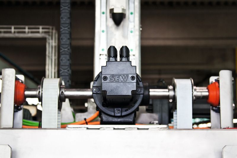 Servomotoren treiben das Portal an, das die Lagen auf Paletten übersetzt.  (Bild: SEW-Eurodrive)