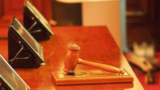 Auf eine zehn Jahre altes BGH-Urteil, das aber für die Kfz-Betriebe weiterhin relevant ist, weist der ZDK hin: Bei Werbungen muss immer die Rechtsform des Betriebs angegeben werden. (Bild: frei lizenziert)