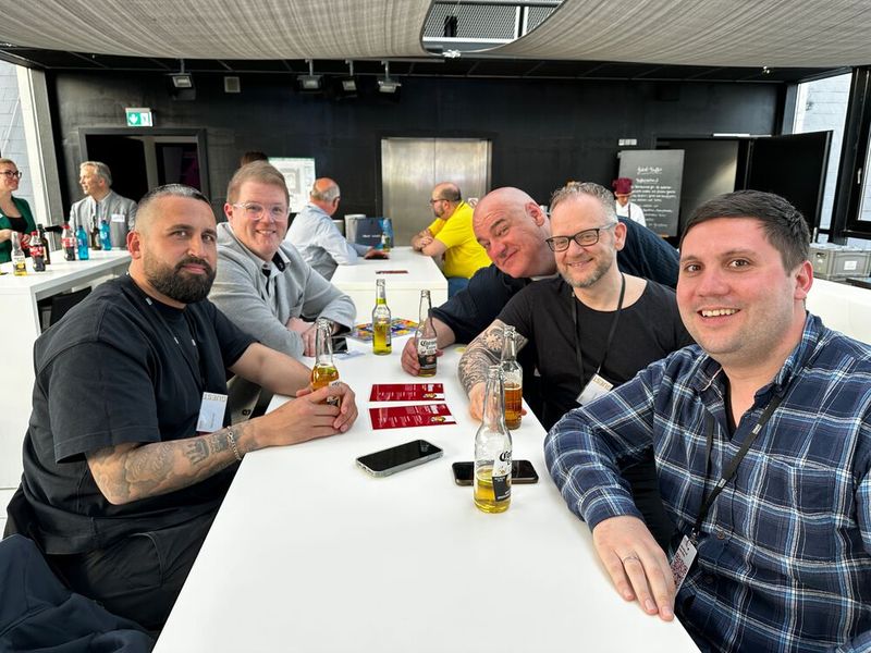 Erstmal einmal eine Runde sitzen: (v. l.) Oktay Cayiroglu (Norton), Patrick Vogel (NZXT), Oliver Gorges (ITscope), Stefan Wehrhan (Norton) und Denis Werner (ITscope). (Bild: Vogel IT-Medien)