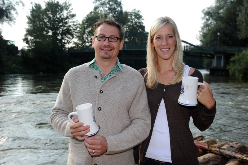 Noch ist der Krug leer bei Stephan Peters, NEC, und Manuela Dippl, Ingram Micro. (Hannes Magerstaedt)