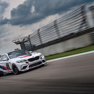 Die Lenkung ist spürbar direkter als die der Straßenversion.(Bild:  BMW)