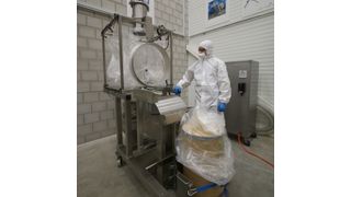 Eine typische Anlage, wie sie aus der Zusammenarbeit von Jet Solutions und ILC Dover resultiert: ein flexibler Isolator für die Beschickung eines Gefahrstoffs aus einem Fass in einen Reaktor.  (Bild: Jet Solutions)