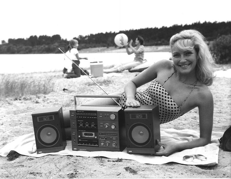Unterhaltung am Strand sah 1982 so aus: mobile Hifi-Center, wie das Mini-Pack 5000 HiFi, erfüllten laut Pressetext „überall akustische Wünsche... am Strand, im Caravan oder Appartement“  (Bild: Center Press/Archiv Kluger.eu)