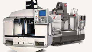 Le tout premier centre d'usinage VF-1 produit par Haas en 1987 avec en arrière plan le modèle actuel toujours en production.  (Source : Haas Automation)