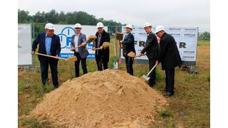 Die FSG-Geschäftsführer Klaus, Christian und Carsten Schulz (v.r.) setzen den ersten Spatenstich. (Annette Bartholome, Freyler Industriebau)