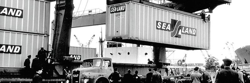 Bremen, Überseehafen, Mai 1966: Erstmals wird ein Container in Deutschland entladen – die Geburtsstunde des Containerumschlags in den Bremischen Häfen. Bremen, Überseehafen, Mai 1966: Erstmals wird ein Container in Deutschland entladen – die Geburtsstunde des Containerumschlags in den Bremischen Häfen.