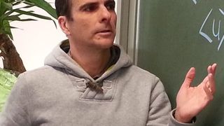 Prof. Dr. Martin Garcia, Leiter des Fachgebiets Festkörper und Ultrakurzzeitphysik an der Universität Kassel: „Die Tür zur Lichtmanipulation von Atomen in Festkörpern steht jetzt offen.“ (Bild: Uni Kassel)