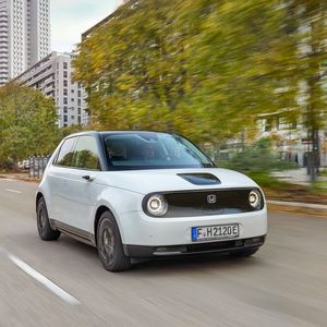 Der Honda e ist 3,90 Meter kurz. Er bietet Platz für vier Personen und erweist sich mit einem Wendekreis von gerade einmal 9,2 Metern als überaus agil im Großstadtgetümmel.(Bild:  Auto-Medienportal.Net/Honda)