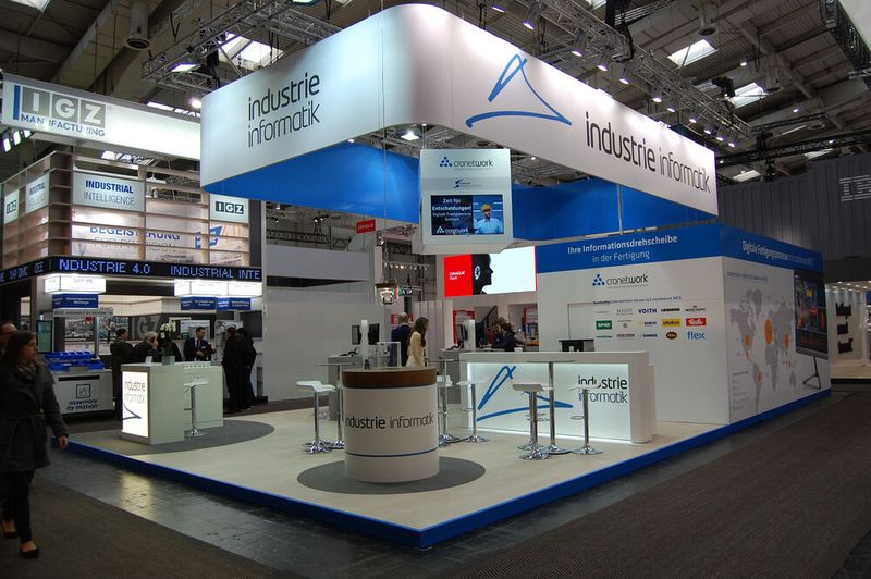 MES-Hersteller Industrie Informatik präsentiert auf der Hannover Messe 2020 (Halle 17, Stand B42) die 360-Grad-Fertigungsplattform cronetworld. Entscheidungen von heute beeinflussen den Erfolg von morgen. Das bedeutet für Fertigungsbetriebe, dass sie die neuen Möglichkeiten und Technologien des IIoT gewinnbringend und mit Blick in die Zukunft einsetzen müssen. Die Manufacturing Execution Platform cronetworld hat zu  Ziel die Zusammenführung und Orchestrierung aller (produktions-)relevanten Softwaresysteme, Technologien und Anwendungen zu einer 360-Grad-Fertigungsplattform. Basis dafür bildet eine offene Schnittstellen- und Kommunikationsebene, die u.a. auch eine problemlose Anbindung peripherer und fremder Systeme ermöglicht. Die User können selbst entscheiden, ob sie „hart programmierte“ Eigenentwicklungen in cronetworld integrieren möchten, oder aber auf eine leistungsstarke Low Code Plattform setzen, die ihnen eine schnelle und relativ einfache Erstellung neuer Systembausteine ermöglicht.  (Bild: Industrie Informatik)