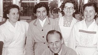 Paul Horn und Mitarbeiterinnen in seinem Büro. (Horn)