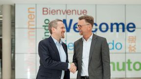 Daniel Schönfelder, Leiter des Unternehmensbereichs Battery Materials bei BASF (l.), und Marc Affüpper, Geschäftsführer der TSR Group, einigten sich auf eine Zusammenarbeit beim Recycling von E-Auto-Batterien. (Bild: BASF)