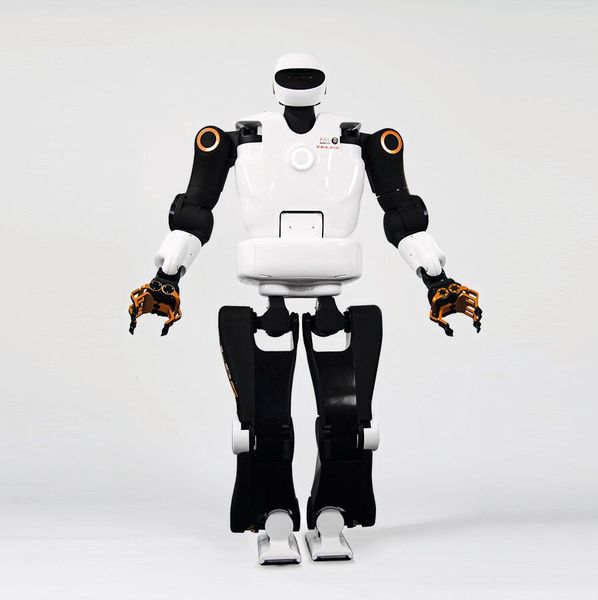 Der zweibeinige Laufroboter Talos von Pal Robotics kann mit einem voll ausgefahrenen Arm Objekte bis zu 6 kg heben.   (Bild:  © PAL Robotics)
