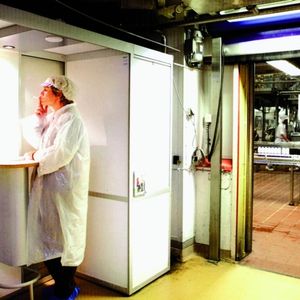 Bild 3: Raucherkabinen gibt es in unterschiedlichen Abmessungen und Ausführungen; sie lassen sich in die vorhandene Umgebung einpassen und halten diese rauchfrei.