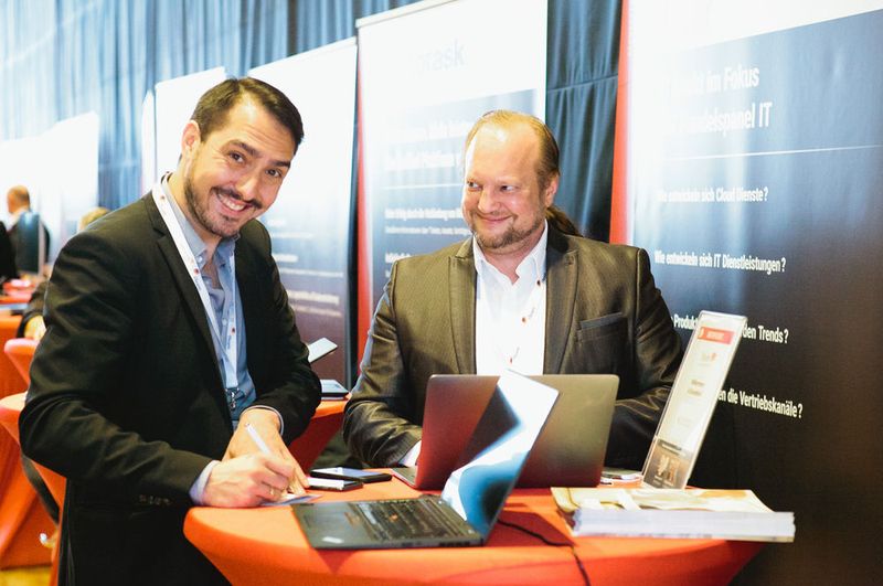 Kontakte austauschen (v. l.): Thomas Veeh (Algorit) und Volker Lehnert (c-entron) (Astrid Piethan)