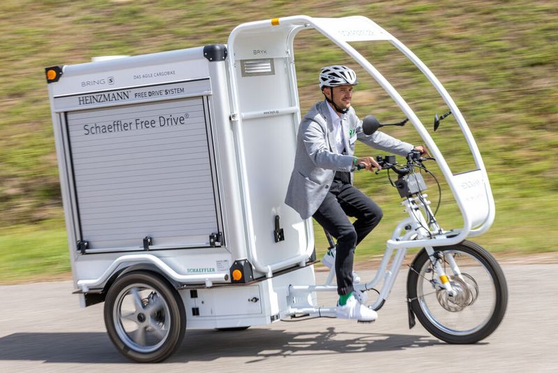 Logistikunternehmen und Lieferdienste nutzen E-Cargo-Bikes, um Lebensmittel, Postsendungen oder Medikamente insbesondere in Innenstädten auszuliefern.