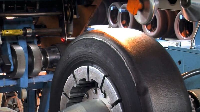 Für Kfz-Betriebe, die mit Reifen handeln, könnte die EU-Entwaldungsverordnung negative Auswirkungen haben.(Bild:  Screenshot / VCG / Hinghaus)