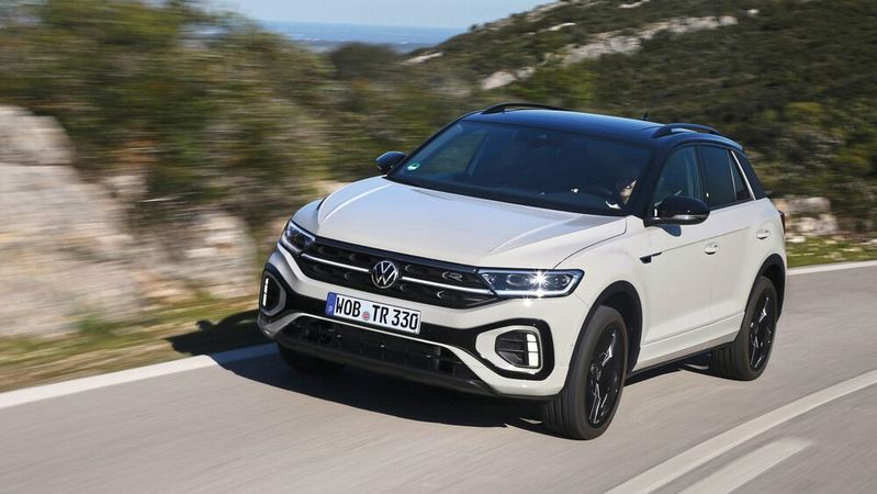 Der VW T-Roc war im Juni das am häufigsten neu zugelassene Modell in Deutschland. Zugleich ist er derzeit das meistverkaufte SUV.(Bild:  VW)