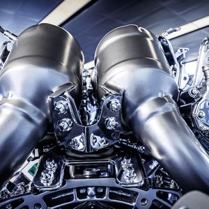 Das Aggregat überträgt seine unbändige Kraft von 462 PS (GT) bzw. 510 PS (GT S) über ein Siebengang-Doppelkupplungsgetriebe auf die Hinterachse. (Foto: Daimler)