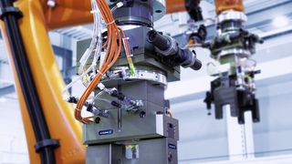 Mithilfe des SCHUNK Backenschnellwechselsystems können die Greifer in Sekundenschnelle auf eine neue Teilegeometrie umgerüstet werden. (Bild: Schunk Intec AG)