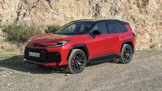 Der Toyota RAV4 der 6. Generation (hier die Version GR Sport) fällt von außen vor allem durch seine neue Front auf. Die Maße sind gegenüber dem Vorgänger gleich geblieben. (Bild: Schmidt - VCG)