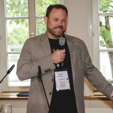 Harald König referiert beim Smart Factory Day 2026 zum KI-gestützten Management der Fähigkeiten der Beschäftigten. (Bild: Charles Diehle)