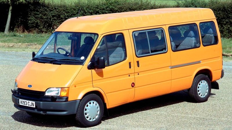 Im Januar 1986 erschien nach etwas mehr als 20 Jahre Bauzeit die nächste Generation Transit. Die Karosserie war grundlegend neu und strömungsgünstig geformt. Im Herbst 1991 gab es eine dezente äußere Modellpflege, insbesondere der Frontpartie (Scheinwerfer, Blinker, Kühlergrill, Motorhaube) sowie erstmals einen Motor mit Dieseldirekteinspritzung und Turboaufladung (74 kW/100 PS). (Bild: Ford)