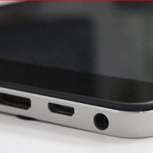 Es stehen die Schnittstellen Mini-HDMI, Audio-Out und Mini-USB zur Verfügung.