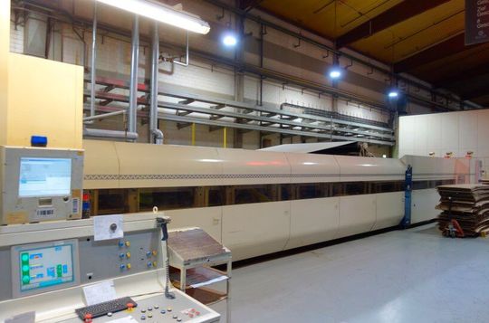 Um die Qualität bei der Herstellung von Wellpappe zu erhöhen und gleichzeitig den Energiebedarf des Fertigungssystems zu verringern, setzt der Wellpappenhersteller Nestler auf Heizgurte des Unternehmens GKD Gebr. Kufferath. Insgesamt 18 Heizplatten sind in puncto Heiz- und Zugpartie der Anlage damit bestückt. Um die Qualität bei der Herstellung von Wellpappe zu erhöhen und gleichzeitig den Energiebedarf des Fertigungssystems zu verringern, setzt der Wellpappenhersteller Nestler auf Heizgurte des Unternehmens GKD Gebr. Kufferath. Insgesamt 18 Heizplatten sind in puncto Heiz- und Zugpartie der Anlage damit bestückt.