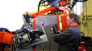 Immer wenn Mensch und Maschine ohne Schutzzaun eng zusammenarbeiten, ist eine Sicherheitssteuerung zwingend erforderlich.Bild: Fronius (Archiv: Vogel Business Media)