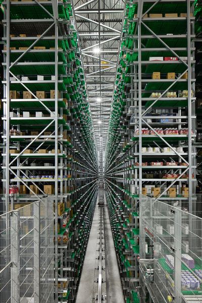 Hochdynamische Fördertechnikelemente, konstruiert und gebaut von Witron, versorgen die Logistik- und Kommissionierbereiche permanent mit Ware. (Bild: Witron)